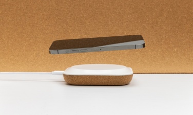 Logotrade Logogeschenke das Foto: Oregon Wireless-Charger aus RCS recyc. Kunststoff & Kork