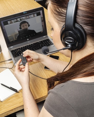 Logotrade meened pilt: Üle kõrva juhtmega töötav peakomplekt