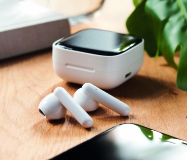 Logotrade firmakingi foto: TWS kõrvaklapid päikeselaadijaga