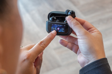 Logotrade mainoslahja tuotekuva: Airtune RCS ANC-kuulokkeet, joissa on kosketusnäyttö