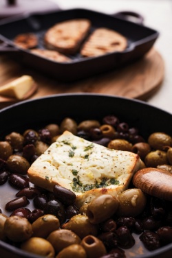 Лого трейд бизнес-подарки фото: Эмалированная чугунная сковорода VINGA Monte