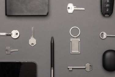 Лого трейд pекламные подарки фото: Подставка для телефона из переработанного цинкового сплава RSC, брелок