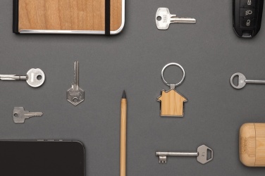 Логотрейд pекламные подарки картинка: Брелок для ключей RCS из переработанного цинкового сплава с бамбуком